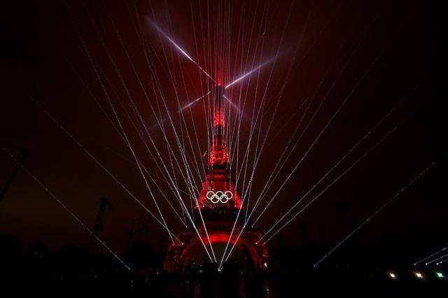 巴黎奥运会开幕式这些瞬间令人难忘 齐达内传递火炬启幕盛事