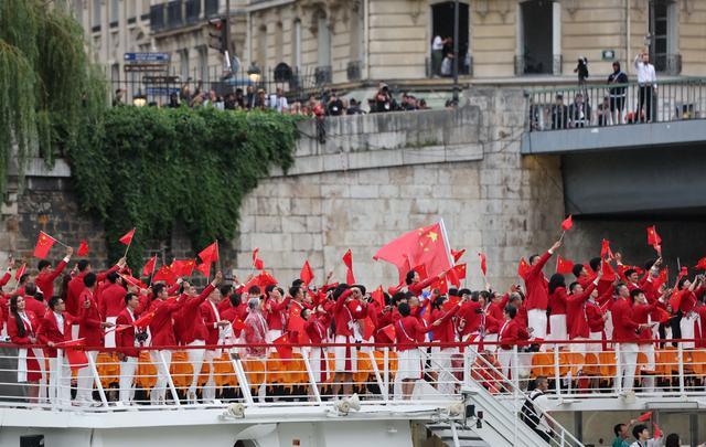 中国代表团乘游船入场，亮相巴黎奥运河上巡游