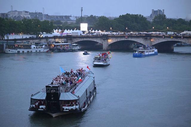 奥委会：开幕式获近九成受众好评 巴黎浪漫启幕雨中盛宴