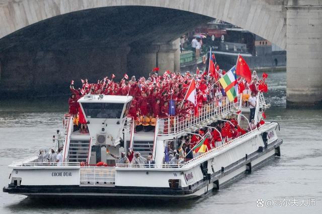 巴黎在塞纳河边“桥”见奥林匹克 雨中浪漫的独特开幕式