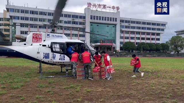 3架直升机向湖南灾区投放生活物资 无人机搭建设备恢复通讯