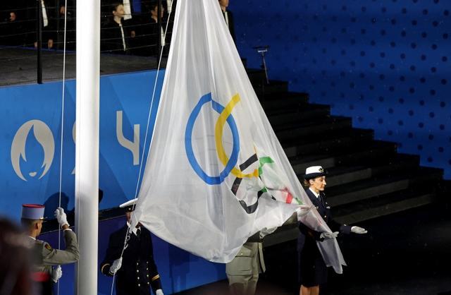 真是草台班子？巴黎奥运会开幕式现重大事故，奥林匹克会旗挂反了