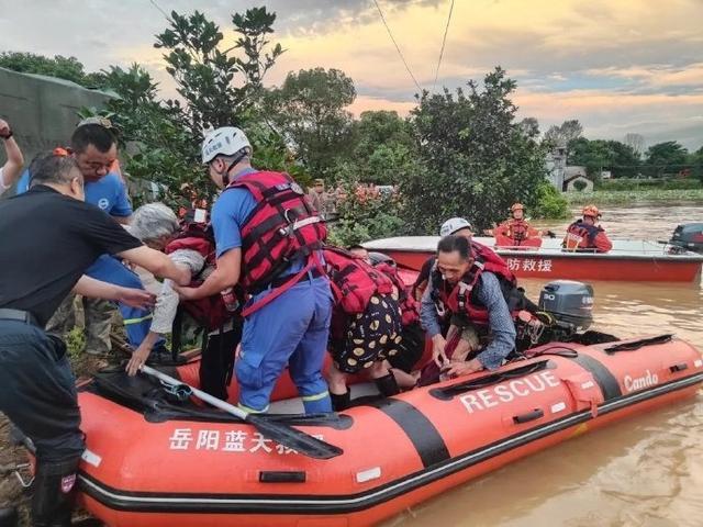 救援队员讲述湖南涓水决口搜救情况 深夜驰援，千人获救