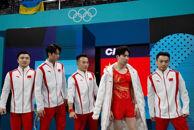 中国体操男团夺得银牌
