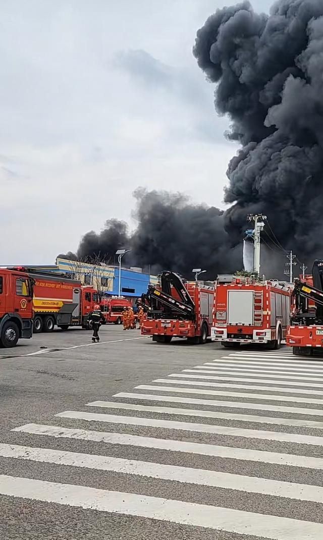 天津武清一轮胎仓库起火，当地：火势已得到有效控制，无人受伤