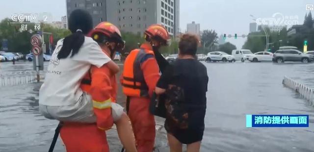 多地出现强降雨 救援人员紧急出动 多地民房被淹 灾情严峻
