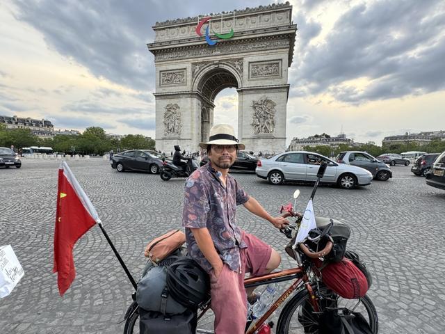 男子从北京骑自行车16个月抵达巴黎 跨越18国，圆梦奥运之旅