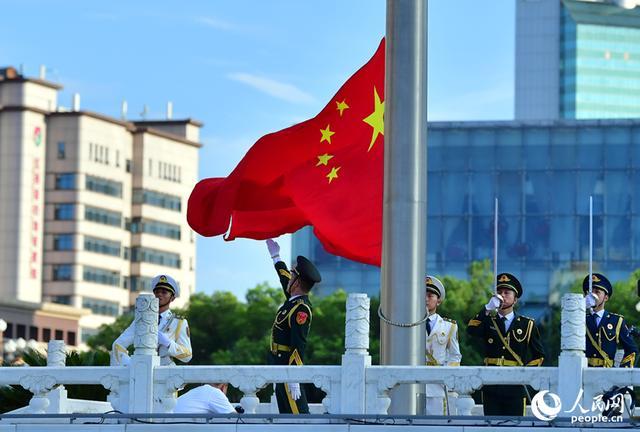 江西南昌：八一节 升国旗，市民游客共庆建军辉煌