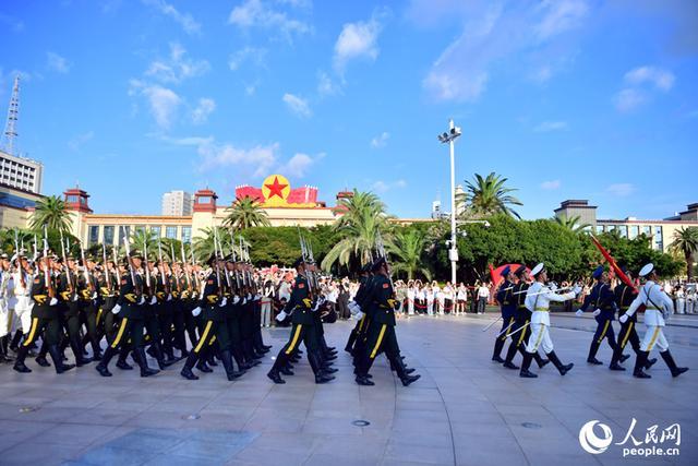 江西南昌：八一节 升国旗，市民游客共庆建军辉煌