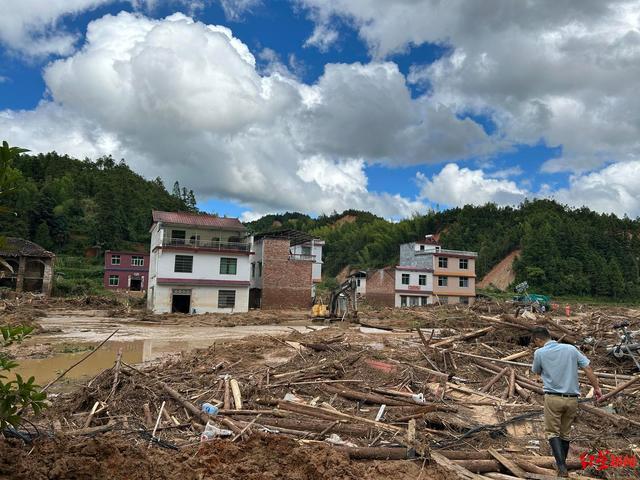 特大暴雨后的湖南资兴 小镇受损严重，搜救与重建并行