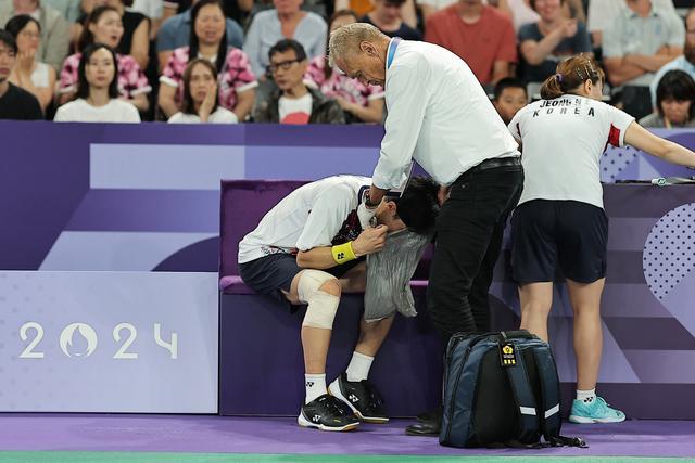 韩国羽毛球混双男选手比赛中拼到呕吐 坚持夺冠免兵役