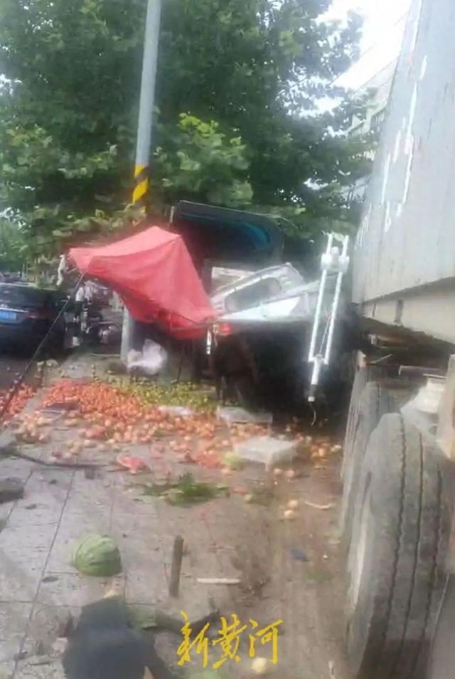 大连发生车祸多车受损有人员伤亡，附近商户：系货车失控冲上人行道