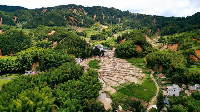 湖南资兴市燕窝村遭遇泥石流 百处滑坡震撼航拍揭露