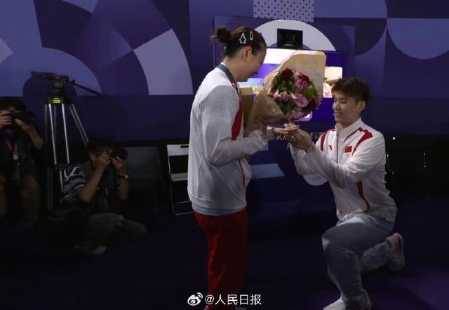 黄雅琼在夺冠现场被求婚 金牌见证浪漫时刻
