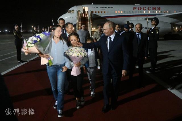 俄美总统亲赴机场迎接获释者，普京：感谢你们对祖国的忠诚 冷战后最大规模换囚落幕
