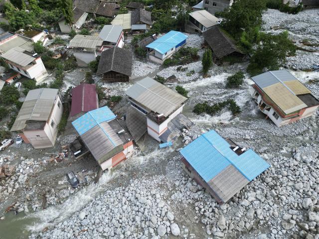 遭遇特大泥石流后的康定村庄