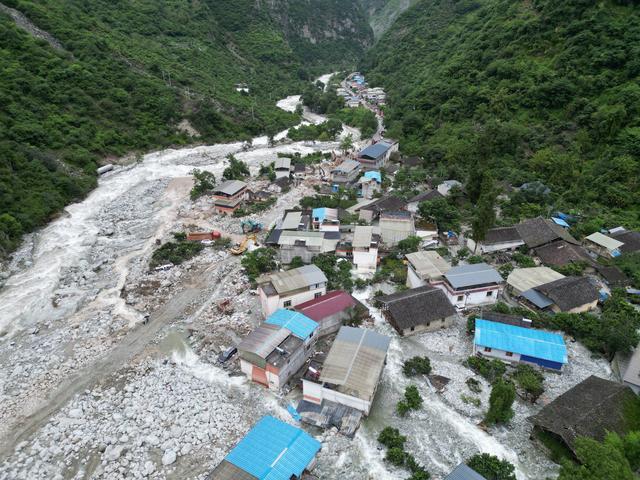 遭遇特大泥石流后的康定村庄