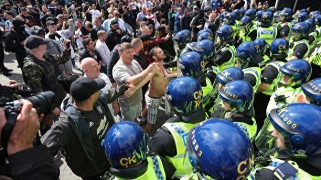 英国反移民骚乱现场现大量纳粹符号