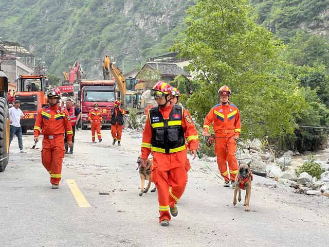 遭遇特大泥石流后的康定村庄