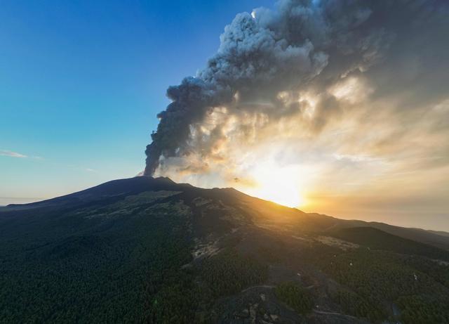 埃特纳火山再喷发场面壮观 欧洲最高活火山震撼喷发