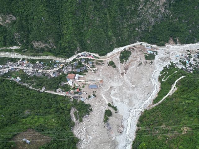 遭遇特大泥石流后的康定村庄