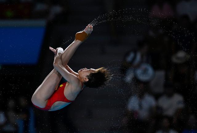 (女子10米跳台半决赛)巴黎上演：中国选手竞逐激烈