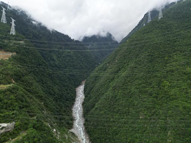 遭遇特大泥石流后的康定村庄