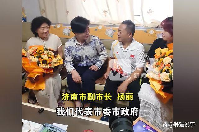 济南市副市长杨丽慰问李越宏家人 奥运金牌荣耀家乡