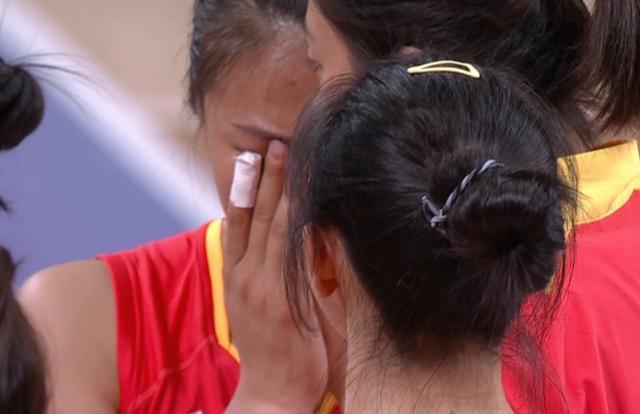 惠若琪哭着解说 女排惜败土耳其，赛场泪洒告别8强