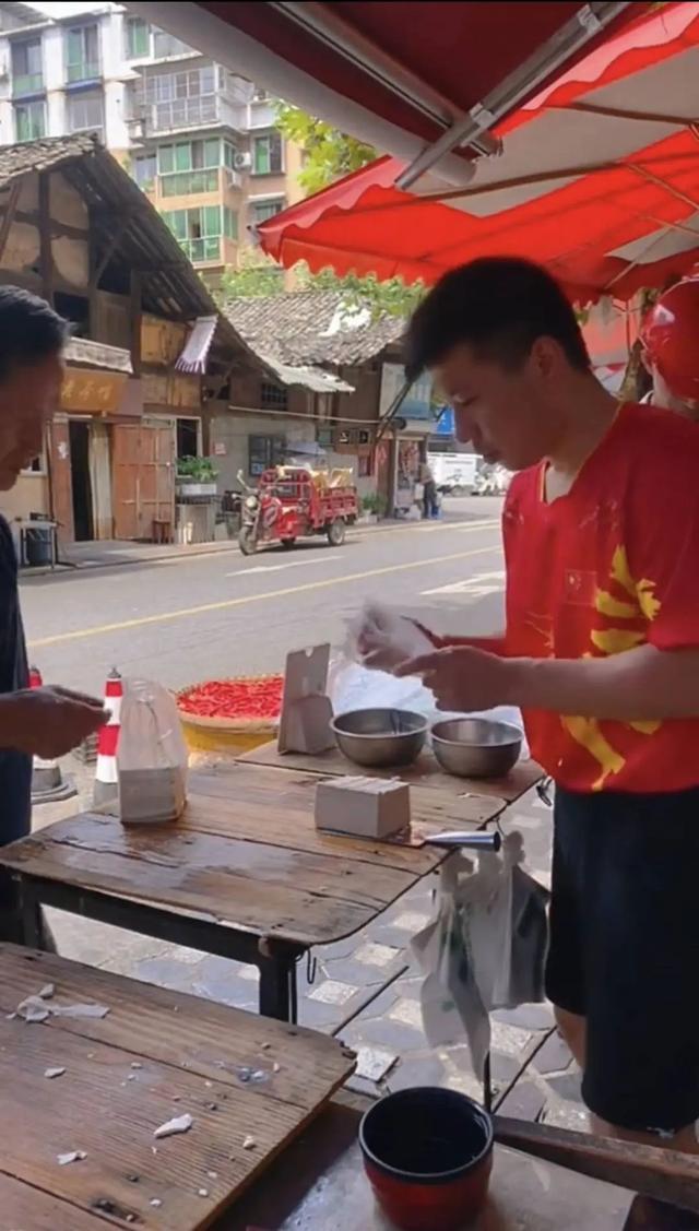 "豆腐小哥"回应撞脸马龙:理智看待，感谢关注！