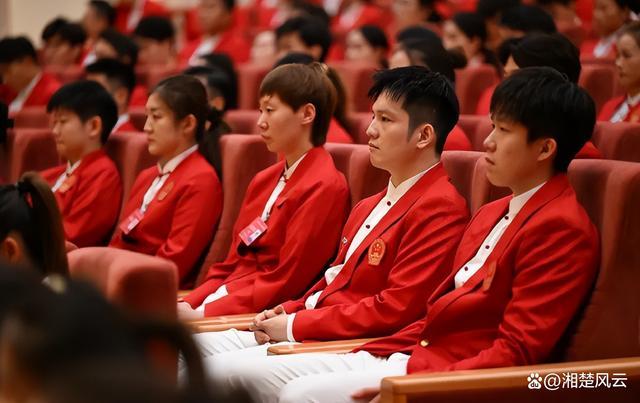 孙颖莎好像和衣服鞋子不太熟 很像小孩子穿大人衣服了