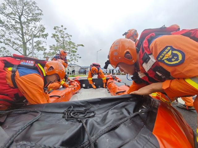 广州突降暴雨致工地内涝 消防救援 139名工人获救