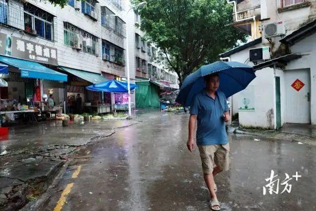 为什么广东的雨这么大 多地现"水浸街"，交通受阻