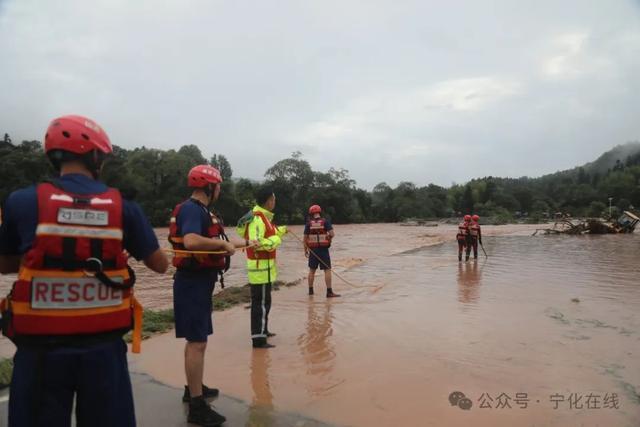 暴雨致铲车受困 消防紧急施救 成功救援！