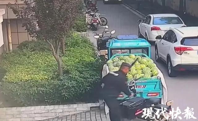 男子穿假警服冒充特警又罚款又盗窃