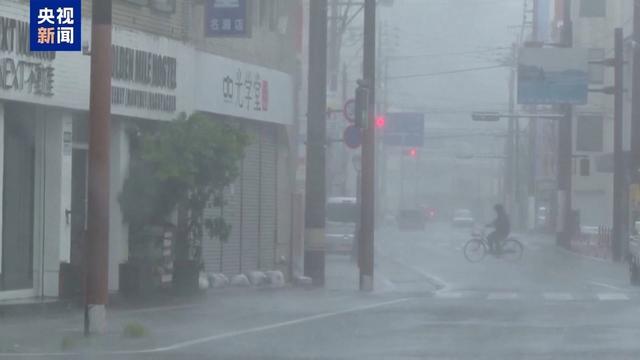 日本多地遭遇大风降雨 超强台风“珊珊”逼近