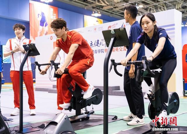 孙颖莎王曼昱在香港体验奥运新项目 乒乓国手挑战壁球