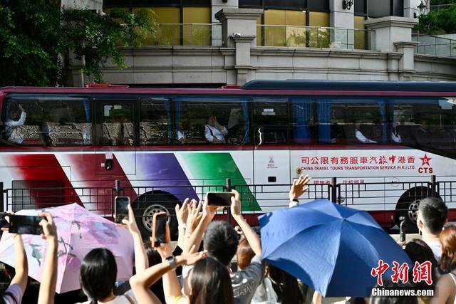 内地奥运“天团”游维多利亚港 港民热情迎接