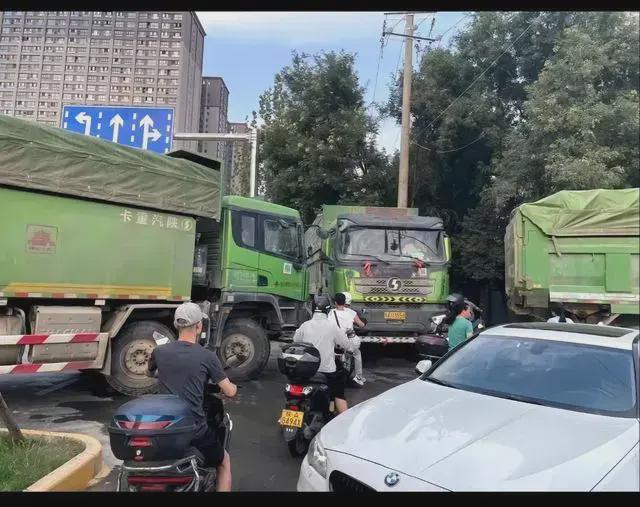 道路建好三年未交付业主称脏乱差 业主无奈自修路引热议