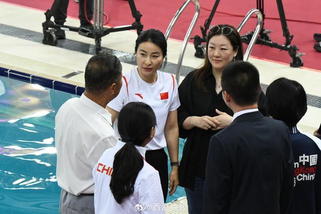 郭晶晶伏明霞同框看全红婵陈芋汐表演 两大跳水皇后聚首点赞