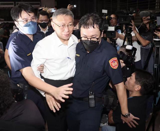 柯文哲从政以来首次被戴上手铐 政治生涯重创