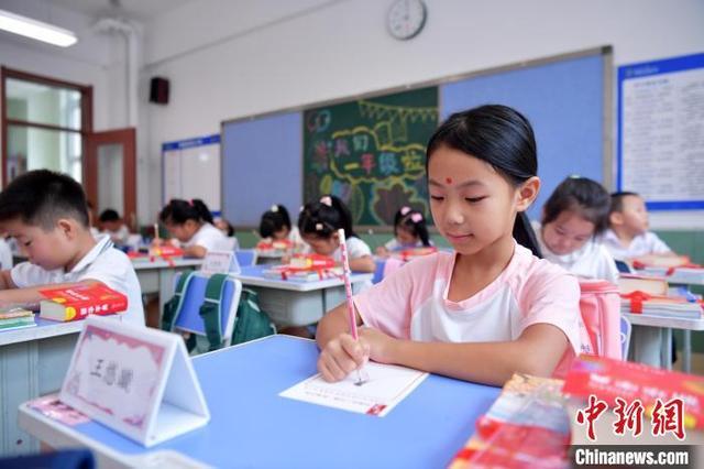 河北石家庄：小学生开启校园新生活，迎首个开学季