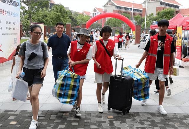 15岁大学新生入学 家长采访超佛系 教育理念大不同