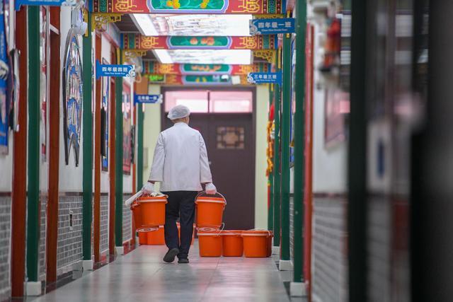 北京中小学生新学期不再吃盒饭 北京校园餐管理新规实施！