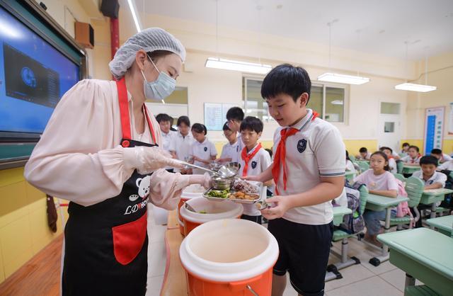 北京中小学生新学期不再吃盒饭 北京校园餐管理新规实施！