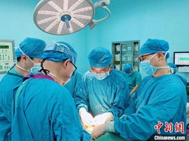 女婴肚子变大腹中取出寄生胎 百万分之一的奇迹重生