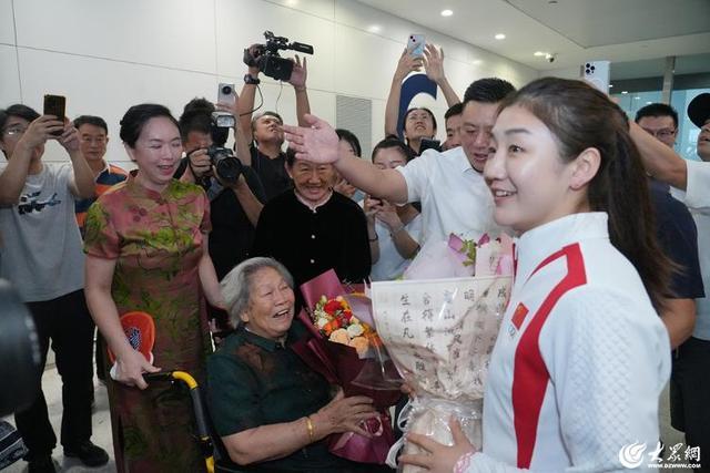 奥运冠军陈梦回家乡 92岁姥姥手捧鲜花接机 温馨瞬间感动网友