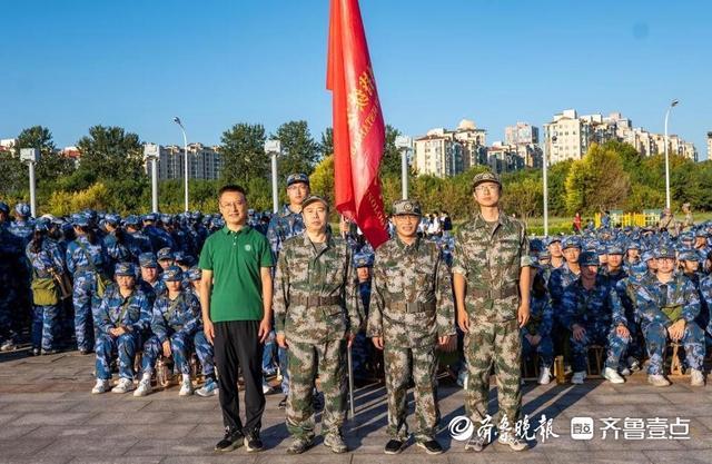 大一新生在海边迎着日出军训拉练 青春与日出同辉