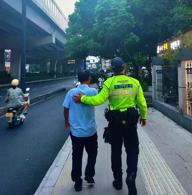 大叔崩溃求助交警请他吃面加鸡腿 温情一幕暖人心