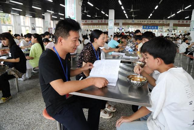 媒体：学校需强化“校园餐”管理